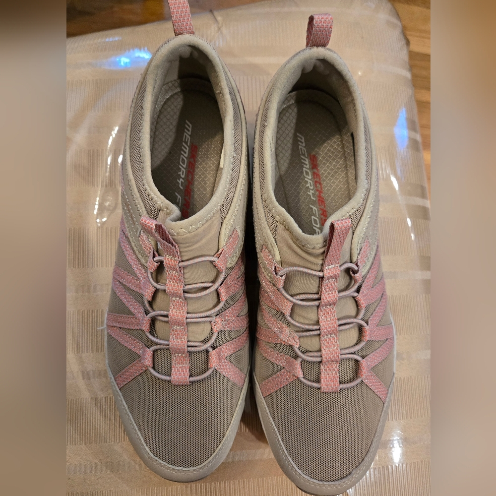 NEW Women's Skechers Sneakers Size 8.5